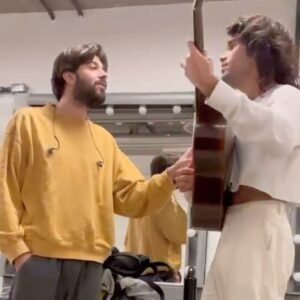 Salvador Sobral Instagram - Curioso pensar que já estive no Brasil há mais de dois meses e que continua tão presente na minha memória tudo o que lá vivi.

A cumplicidade artística que senti com o amigo @zeibarra é tão grande que nos bastidores do concerto de SP , apercebemo-nos que  tínhamos escolhido a mesma canção do @jardsmacale ( que já de por si não é o compositor mais mainstream do mundo ) para interpretar nos nossos respectivos concertos. 

Movimento dos barcos no camarim