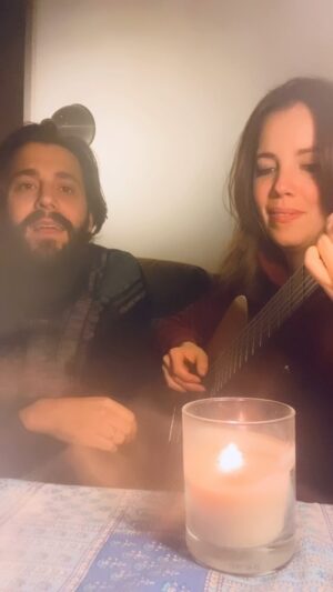 Salvador Sobral Instagram - Wooden Chair 🪑🩵 improvised session soaring in the winter night of Barcelona with Sal & Lau
