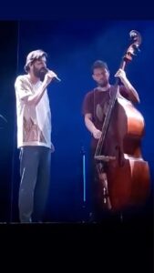 Salvador Sobral Instagram - Nunca faço “discos pedidos” nos meus concertos .
Às vezes até pergunto ao público o que querem ouvir e fico à espera que alguém peça a canção que  realmente quero cantar.

Mas ontem em Estarreja alguém pediu pra cantar o “ay amor” . 

É a canção que canto há mais tempo na vida - desde 2011 . Já a cantei em todo o tipo de contextos , desde bares  em Maiorca para bêbados alemães até à filarmónica de Colónia para alemães eruditos . E não me canso…

Ontem foi um concerto muito divertido e surpreendente em Estarreja .

Obrigado a tod@s s presentes !

E obrigado ao meu querido velho amigo @doublebassandre por me acompanhar desde sempre , em todo o tipo de contextos , e sempre tão bem 🩵