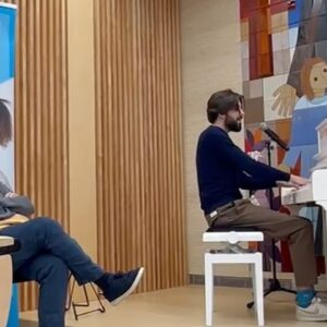Salvador Sobral Instagram - No dia anterior ao concerto no Gran Teatre Del Liceu - possivelmente dos concertos mais importantes da minha curta carreira -  fui convidado pela @samsasociacion ( associação que apoia pacientes e familiares  com síndromes arrítmicos relacionados com a morte súbita ) para visitar o hospital Sant Joan de Déu em Barcelona e falar um pouco da minha experiência com um destes síndromes , sobre o consequente transplante e, claro ,para cantar um pouco :) 
Há bastante tempo que sentia vontade de fazer algo assim, mas faltava-me a coragem. Ainda me sentia muito próximo emocionalmente de todo o sofrimento provocado pela doença e a cirurgia .
Mas passados 6 anos , e já depois de escrever uma canção de homenagem ao meu dador de coração , senti que já poderia transmitir esperança às pessoas através da minha  experiência. Mas quando cheguei à porta do auditório do hospital , senti um aperto muito grande e comecei a chorar descontroladamente. O Sant Joan De Déu é um hospital especializado em pediatria, e ver crianças com doenças graves é a constatação directa e crua  de que o mundo não é um lugar justo. 
Liguei à Jenna  porque “me alivia su voz” ao que ela me respondeu : “isto não é sobre ti, tens a missão  de ajudar essas pessoas . Deixa-te de merdas“ Era exactamente o que precisava de ouvir. Enxuguei as lágrimas e os traumas e lá partilhei tudo o que vivi com transplantados e com pessoas que sofrem de alguma cardiopatía. Falamos ( ou despejámos ) de tudo desde o facto de não querermos que a nossa doença nos defina, da ansiedade social pós-transplante,  do maior terror de ter um ataque cardíaco que é a humilhação - o medo de que alguém veja ( sim, é verdade, o medo e a vergonha acompanham-nos até ao momento da morte ) , da comida do hospital e até daquela gente místico-esotérico-tonta que diz que a doença que temos provém simplesmente de emoções recalcadas ou dos nossos antepassados que mataram alguém e que então temos nós que pagar por isso. Foi tão bom poder partilhar tudo isto, sentir me compreendido, identificado e acompanhado . Saí de lá com a certeza que quero fazer mais vezes isto: 
Desmitificar este tipo de doença, desmistificar o transplante-CONTINUA NOS COMENTÁRIOS