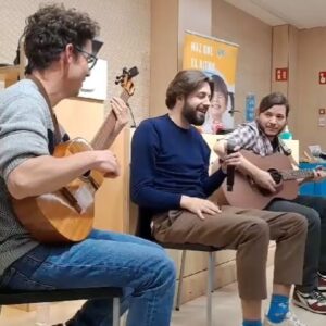 Salvador Sobral Instagram - No dia anterior ao concerto no Gran Teatre Del Liceu - possivelmente dos concertos mais importantes da minha curta carreira -  fui convidado pela @samsasociacion ( associação que apoia pacientes e familiares  com síndromes arrítmicos relacionados com a morte súbita ) para visitar o hospital Sant Joan de Déu em Barcelona e falar um pouco da minha experiência com um destes síndromes , sobre o consequente transplante e, claro ,para cantar um pouco :) 
Há bastante tempo que sentia vontade de fazer algo assim, mas faltava-me a coragem. Ainda me sentia muito próximo emocionalmente de todo o sofrimento provocado pela doença e a cirurgia .
Mas passados 6 anos , e já depois de escrever uma canção de homenagem ao meu dador de coração , senti que já poderia transmitir esperança às pessoas através da minha  experiência. Mas quando cheguei à porta do auditório do hospital , senti um aperto muito grande e comecei a chorar descontroladamente. O Sant Joan De Déu é um hospital especializado em pediatria, e ver crianças com doenças graves é a constatação directa e crua  de que o mundo não é um lugar justo. 
Liguei à Jenna  porque “me alivia su voz” ao que ela me respondeu : “isto não é sobre ti, tens a missão  de ajudar essas pessoas . Deixa-te de merdas“ Era exactamente o que precisava de ouvir. Enxuguei as lágrimas e os traumas e lá partilhei tudo o que vivi com transplantados e com pessoas que sofrem de alguma cardiopatía. Falamos ( ou despejámos ) de tudo desde o facto de não querermos que a nossa doença nos defina, da ansiedade social pós-transplante,  do maior terror de ter um ataque cardíaco que é a humilhação - o medo de que alguém veja ( sim, é verdade, o medo e a vergonha acompanham-nos até ao momento da morte ) , da comida do hospital e até daquela gente místico-esotérico-tonta que diz que a doença que temos provém simplesmente de emoções recalcadas ou dos nossos antepassados que mataram alguém e que então temos nós que pagar por isso. Foi tão bom poder partilhar tudo isto, sentir me compreendido, identificado e acompanhado . Saí de lá com a certeza que quero fazer mais vezes isto: 
Desmitificar este tipo de doença, desmistificar o transplante-CONTINUA NOS COMENTÁRIOS