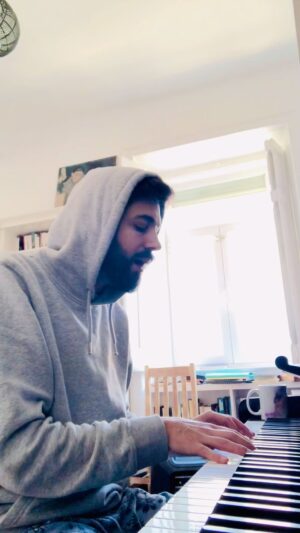 Salvador Sobral Instagram - Sobre canções que soam a natal mas não têm nada ver com o natal.