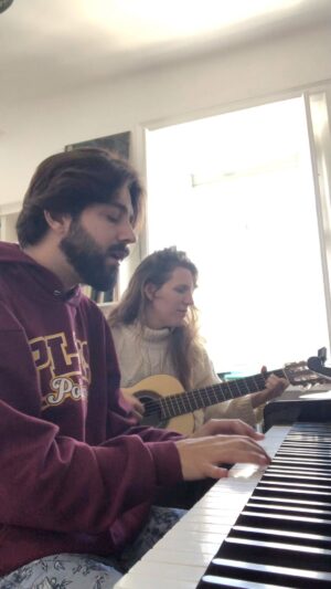 Salvador Sobral Instagram - Rendez-vous amanhã em Almada no Parque urbano Comandante Júlio Ferraz às 21:30 (concerto gratuito)!

Vai ser uma viagem musical de irmãos.
Desde as canções que ouvíamos nos carros dos nossos pais até às canções que cada um ouvia sozinho no seu quarto na época da adolescência insuportável.

Venham daí , vamos celebrar o natal em família :)