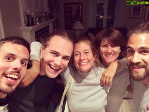 Sam Breton Instagram - Nous nous sommes rencontrés à l'École de l'humour en 2011 et depuis, notre amitié ne cesse de grandir. En plus, notre 2e maman est sur la photo 😍!! #pleindamour #bff #journeedereve #bonnenuit #mamannicole #toujoursbienrecu #noussommesmixmaniaque