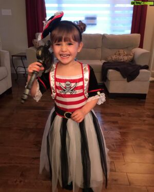 Sam Breton Instagram - MA pirate d’amour ⚔️🎃❤️