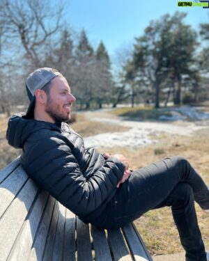 Sam Breton Instagram - Tu peux pas jamais retenir le printemps.