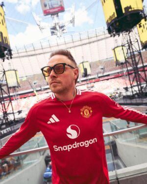 Sam Carter Instagram - Thank you so much @manchesterunited for sending me the new home shirt! ♥️

@edmasonphoto