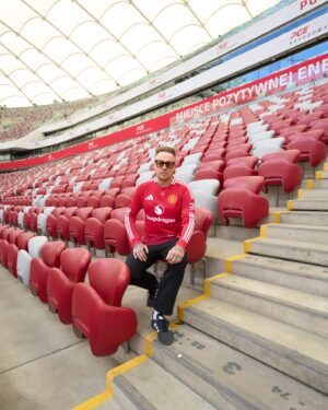 Sam Carter Instagram - Thank you so much @manchesterunited for sending me the new home shirt! ♥️

@edmasonphoto