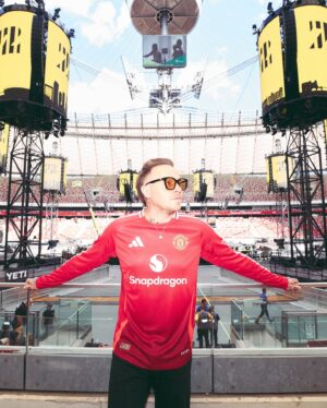 Sam Carter Instagram - Thank you so much @manchesterunited for sending me the new home shirt! ♥️

@edmasonphoto