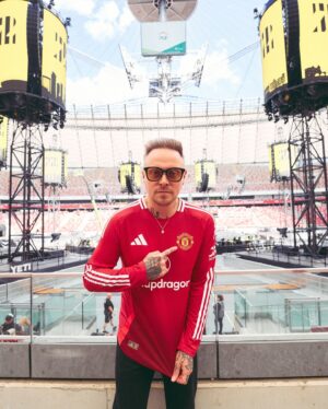 Sam Carter Instagram - Thank you so much @manchesterunited for sending me the new home shirt! ♥️

@edmasonphoto