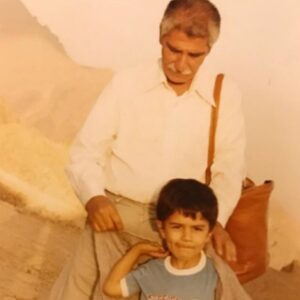 Saman Ehteshami Instagram - اولین بار هزاری رو تو دستش دیدم ،گفتم :بابا هوشنگ با این چندتا نوشابه میدن؟!؟… گفت :پونصد تا… هزاری آبی…
اینقد بابا بزرگ مشتی ای بود… اینقد خوب بود که نگو… روحش شاد
هوشنگ احتشامی بابا بزرگ من بود و من خیلی دوسش داشتم،سال اول دانشگاهم رفت از این دنیای دلتنگ
تنها آهنگی هم که بلد بود مرغ سحر بود
بابا هوشنگ من بود
مواظبم بود
