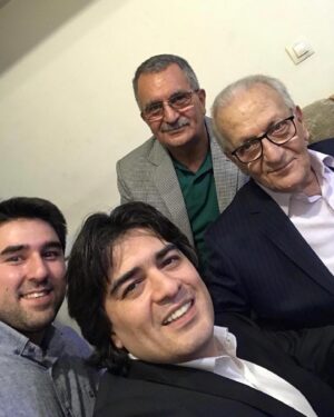Saman Ehteshami Instagram - روح استاد جلال مقامی شاد
سایه ی فرهنگ جولایی بر سرفرهنگ ایران 
چه خوب که در کنارتم سیاوش عزیزم
و آفرین به خودم که عکس گرفتم. @farhangjoulaei @jalal_maghami @siavashaghdaie @samanehteshamiacademy 
#صدا #دوبله #تهیه_کننده #رادیو #اجرا #عکس #خاطره #قدیمی #فیلم