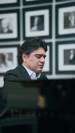 Saman Ehteshami Instagram - اجرای قطعه مرا ببوس شاهکاری از استاد مجید وفادار با تنظیم و نوازندگی پیانو جناب آقای سامان احتشامی بزرگوار برای اولین بار با پیانو 
Steinway & Sons 
 در گالری پیانو باربد

@samanehteshami 

OWNER & CEO⁣
@MOHAMMAD.MOLAZEM.H⁣
_⁣_________________

#اجرا #پیانو #پیانو_نوازی #پیانو🎹 #موسیقی #سامان_احتشامی