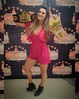 Samantha Allen Instagram - What an incredible #wrestlemania week, I LOVED meeting my amazing fans at @officialwrestlecon 
Clearly 🇺🇸 #NeedsMoreNina 😘