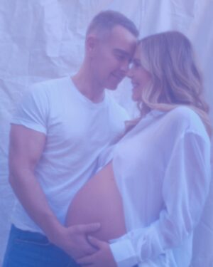 Samantha Cope Instagram - 🎄🤍 the Merriest 

📷: @handsomephotography @christinatscherer 
#babywatch #pregnancy