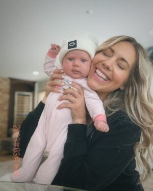 Samantha Cope Instagram - I’m obsessed and she tolerates me. Guess I’ve already figured out #parenthood 🫠💖

#newmom #newborn #babystuff #babygirl #tezzaapp