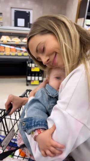Samantha Cope Instagram - No market run will ever compare 🥹🩷 and yes she did lift my shirt looking for milk at the end haha #babygirl #momlife