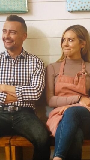 Samantha Cope Instagram - #MistletoeMixup is out now exclusively on @amazonprimevideo 🎄❄️ I’m only in a few scenes but @joeylawrence still managed to make me ugly laugh 100 times. Directed by @andrewlawrence 🔥 #GoWatchIt #christmas