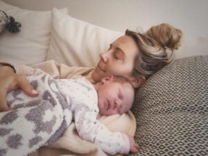 Samantha Cope Instagram - that sleepy newborn bubble 🫧💗! taking it day by day and sometimes minute by minute. surrounded by baby spit up, dirty diapers, covered in hormonal melasma, recovering from delivery… what a beautiful messy journey so far. i love that i’m the one who gets to comfort this sweet girl on her toughest days. 🤍🙏🏼 #newmom #newborn