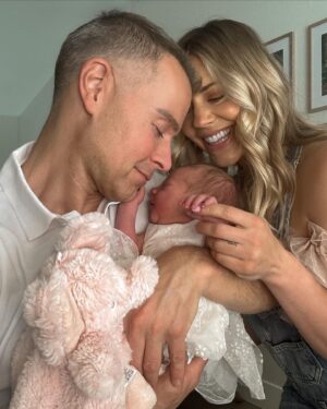 Samantha Cope Instagram - 1.16.23 🕊️💗 ~ Dylan Rose Lawrence ~  Mom, Dad and big sisters are all so smitten with you sweet girl! 

we welcomed her into this world with the most amazing midwife, everyone is happy and healthy and we are overjoyed with gratitude 🙏🏼🤍 wow what a beautiful journey. thank you for all your continued love surrounding this beautiful new life! stay tuned for baby spam xoxo