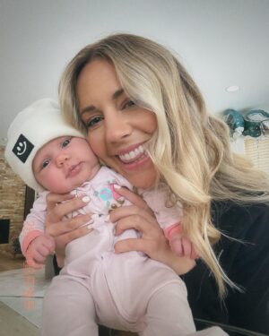 Samantha Cope Instagram - I’m obsessed and she tolerates me. Guess I’ve already figured out #parenthood 🫠💖

#newmom #newborn #babystuff #babygirl #tezzaapp