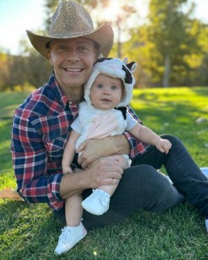 Samantha Cope Instagram - 🐮🖤the last slide tho 🥹 #halloween