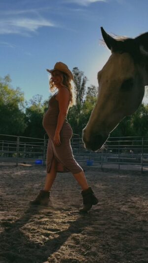 Samantha Cope Instagram - i had a bump date with my nephew Remington 🐴🤍! #bumpdate #horselove #remingtontheottb