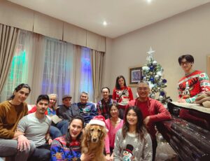 Samantha Win Instagram - Merry Christmas to you and yours 🎄🫶❄️ Grateful for my massive family and all of the love and laughs shared. 

I was too caught up in the moment to get a picture with @juliesipos @mykey_thomas and their little angel… but you are family, too ❤️🫶