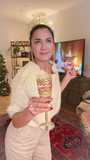 Samantha Win Instagram - To all of my friends, new and old, in these photos or not, thank you for a helluva year! You light up my life. This one’s for you! ❤️🥰💃🏻

In spite of how the video looks, 2022 still had some hard times. So let’s take this party to 2023!! 🎉💃🏻

#Adventure #Tribe #friends #fullheart #livinglife

Music- Imagine Dragons “On Top Of The World”