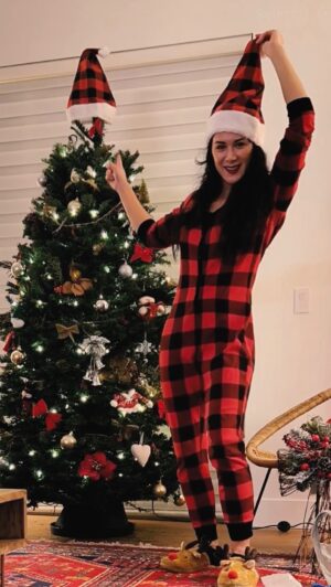 Samantha Win Instagram - My timeline feels so much moodier than my spirit. Looks like a good time for some Christmas Cheer!!! 

#ChristmasTree #Christmas #TistheSeason