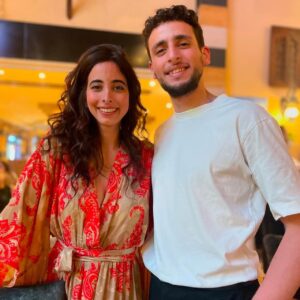 Samar Qupty Instagram - هالمشوار هاد كان بداي.
بداي لمشروع فنّي كبير ما بعرف حدود ولا دُوَل. بِعرف فنّ عربي راقي، جميل وصادق. 
بداي لتعاون مع اهم وأفخم وجوه الدراما العربّية، وجوه ربينا عليها، وكان لقاءها زي الحلم، والشّغل معها نوع من الاوفوريا.
بداي لفتح ابواب لجيل قادم، قوي، موهوب معتزّ بنفسه وبهويتُه، ليكون عنده فُرصة يكون مين ما هو كفنّان وكإنسان في أجواء بتحترمه، بتتقبّلُه وما بتطلب منّه الاعتذار. اجواء بتعطيه الفرصة الّي كنت اتمنّى وجودها إلي قبل ١٠ سنين لمّا فُتت عالم الفن.
فخورة وسعيدة وممتنّة اكون اليوم، سوا مع صديقي الفنّان الرائع اديب صفدي، في أكبر واوّل مشروع يعمل على بناء جسر فنّي بيننا وبين العالم العربي. ارسلنا مجموعة رائعة من شباب وصبايا مجتمعنا ليشاركو في ورشة حصريّة مع العملاقة الفنّانة منى واصف، ليعرفو انّو في أمل، في بَديل، وفي مجال يحسّو ونحِسّ جميعاً اننّا جزء، وانّو فنّنا وصوتنا راح يوصل عبر منصّات ترانا سواسية وأكثر. 
بالنّسبة لإلي كفناّنة يمكن مأقدرش اصلّح العالم، ولا اسيطر على كمّيات الوجع والقهر والظّلم الّي احنا موجودين فيه، بس بقدر أحارب انّو توصل كلمتي، وجودي، كياني وهويتي بالطريقة الّتي تليق بي، وهاد الباب الّي انفتح، بعد مجهود وطريق طويل، بسوى الف باب سكّروه بوجهي. 
هاي هي رسالتي. 
وبوجود زملاء معي زي اديب، وبكل تواضع،
الحدود هي السّماء @adeebsafadi
Hair by: @jozaf_hairdresser