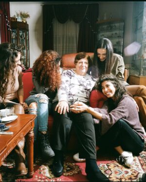 Samar Qupty Instagram - RIP to the soul who taught us unconditional love and forgiveness💔
الّي بعرفك والّي شافك مرّة واحدة بس بعرف شو انت يا ستّي... انسانة ببساطة عرفت سِرّ الحياة. عرفت كيف تخلّي كل الّي حواليها يحترموها ويقدروها بدون ما تِفرض نفسها، بدون نقطة إيچو او حاجة لإثبات اي اشي.. حنيّتك، طيبك قلبك وسلامك الدّاخلي بثّ للّي حواليكي هدوء مش طبيعي، هدوء قزّم المشاكل كلها قدّام المحبّة. كنت قدوة ومثال لامرأة جبّارة، عندها قدرة تأقلم رهيبة مع كل تغيير حواليها، تقبّل غير مشروط، حنيّة وسذاجة طفل وقوّة لبؤة. ستّي، كل اشي بنيتيه ما راح ضياعة انا بوعدك. شرّشتِ فينا كتير اشياء بدون ما تحاولي حتّى، بمجرّد وجودك وكونك انت مين انت. 
بحبّك تيتا. 
ولا حدا فينا كان متوقّع هاليوم ييجي. كنّا مفكرينك خالدة لانّك كنت ملاك عالارض.
واسّا صرت ملاك بالسما.