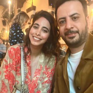 Samar Qupty Instagram - هالمشوار هاد كان بداي.
بداي لمشروع فنّي كبير ما بعرف حدود ولا دُوَل. بِعرف فنّ عربي راقي، جميل وصادق. 
بداي لتعاون مع اهم وأفخم وجوه الدراما العربّية، وجوه ربينا عليها، وكان لقاءها زي الحلم، والشّغل معها نوع من الاوفوريا.
بداي لفتح ابواب لجيل قادم، قوي، موهوب معتزّ بنفسه وبهويتُه، ليكون عنده فُرصة يكون مين ما هو كفنّان وكإنسان في أجواء بتحترمه، بتتقبّلُه وما بتطلب منّه الاعتذار. اجواء بتعطيه الفرصة الّي كنت اتمنّى وجودها إلي قبل ١٠ سنين لمّا فُتت عالم الفن.
فخورة وسعيدة وممتنّة اكون اليوم، سوا مع صديقي الفنّان الرائع اديب صفدي، في أكبر واوّل مشروع يعمل على بناء جسر فنّي بيننا وبين العالم العربي. ارسلنا مجموعة رائعة من شباب وصبايا مجتمعنا ليشاركو في ورشة حصريّة مع العملاقة الفنّانة منى واصف، ليعرفو انّو في أمل، في بَديل، وفي مجال يحسّو ونحِسّ جميعاً اننّا جزء، وانّو فنّنا وصوتنا راح يوصل عبر منصّات ترانا سواسية وأكثر. 
بالنّسبة لإلي كفناّنة يمكن مأقدرش اصلّح العالم، ولا اسيطر على كمّيات الوجع والقهر والظّلم الّي احنا موجودين فيه، بس بقدر أحارب انّو توصل كلمتي، وجودي، كياني وهويتي بالطريقة الّتي تليق بي، وهاد الباب الّي انفتح، بعد مجهود وطريق طويل، بسوى الف باب سكّروه بوجهي. 
هاي هي رسالتي. 
وبوجود زملاء معي زي اديب، وبكل تواضع،
الحدود هي السّماء @adeebsafadi
Hair by: @jozaf_hairdresser