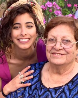 Samar Qupty Instagram - RIP to the soul who taught us unconditional love and forgiveness💔
الّي بعرفك والّي شافك مرّة واحدة بس بعرف شو انت يا ستّي... انسانة ببساطة عرفت سِرّ الحياة. عرفت كيف تخلّي كل الّي حواليها يحترموها ويقدروها بدون ما تِفرض نفسها، بدون نقطة إيچو او حاجة لإثبات اي اشي.. حنيّتك، طيبك قلبك وسلامك الدّاخلي بثّ للّي حواليكي هدوء مش طبيعي، هدوء قزّم المشاكل كلها قدّام المحبّة. كنت قدوة ومثال لامرأة جبّارة، عندها قدرة تأقلم رهيبة مع كل تغيير حواليها، تقبّل غير مشروط، حنيّة وسذاجة طفل وقوّة لبؤة. ستّي، كل اشي بنيتيه ما راح ضياعة انا بوعدك. شرّشتِ فينا كتير اشياء بدون ما تحاولي حتّى، بمجرّد وجودك وكونك انت مين انت. 
بحبّك تيتا. 
ولا حدا فينا كان متوقّع هاليوم ييجي. كنّا مفكرينك خالدة لانّك كنت ملاك عالارض.
واسّا صرت ملاك بالسما.