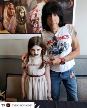 Samara Lee Instagram - That time I was chillin with a punk rock LEGEND. @markyramoneofficial 
#Repost @thescarycloset with @get_repost
・・・
Original founding member @markyramoneofficial of the #legendary #rocknroll band @ramones stops by #TheScaryCloset to meet our #demon guest #SamaraLee @samaralee_etcetc from @annabellemovie #AnnabelleComesHome #AnnabelleCreation only at
#sonofmonsterpalooza2019 #sonofmonsterpalooza 
#rocknrollhighschool 
#HappyHalloween #punkrock 🤘😈