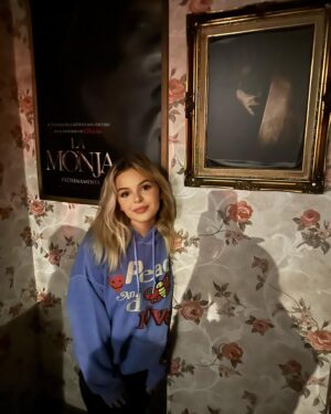 Samara Lee Instagram - ¡Hola Madrid! Just experienced #thewarrenexpedient and came face to face with myself (Bee), The Nun, and demons galore.  @parquewarner has the best #conjuringuniverse experience! ¡Gracias to Parque Warner for hosting me today! You’ve done Annabelle justice!
#beemullins #annabellecreation #jameswan #ilikeyourdoll #missme