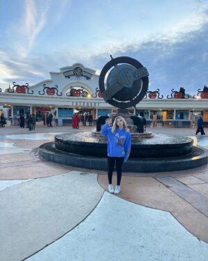 Samara Lee Instagram - ¡Hola Madrid! Just experienced #thewarrenexpedient and came face to face with myself (Bee), The Nun, and demons galore.  @parquewarner has the best #conjuringuniverse experience! ¡Gracias to Parque Warner for hosting me today! You’ve done Annabelle justice!
#beemullins #annabellecreation #jameswan #ilikeyourdoll #missme