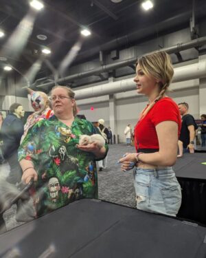 Samara Lee Instagram - amazing time at @horrorhound this past weekend!! got to meet so many cool people and connect with fans 👻 
special thanks to @drewkmentalist for being awesome af and always providing me snacks and magic shows, you rock! #horrorhound #annabellecreation #annabellecomeshome #horrorgirlsdoitbetter
