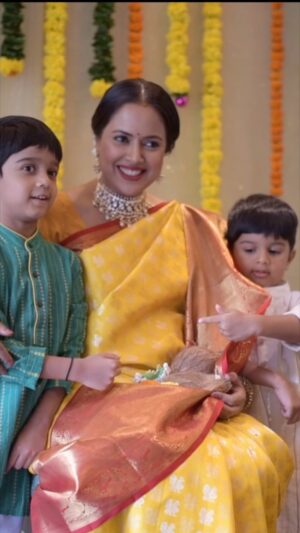 Sameera Reddy Instagram - Pregnant at 41🧜‍♀️ Us waiting for Nyra June 2019❤️ She awakened my fierce fearless spirit. - and this memory of my Godh Bharai reminds me to always believe in my intuition and never doubt myself . When you know you just know . That’s the power of a woman . 
#throwback #memories #godhbharai #pregnancy 

Love to my biggest strengths who held my hand tight❤️
@mr.vardenchi @manjrivarde @vidushiarora @jleibholz @diydayalishka @sevensush @therealmeghanareddy @sarita_mantri @zingranwon @kohlnrouge 

Make up & hair @namratasoni 
Video - @thewedwiz 
@jet_gems @seemattitextiles