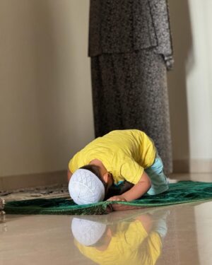 Sameera Sherief Instagram - When you know you have chosen the right path at the right time. Inspiring your little one follow what’s right for him here & after. Alhamdulillah late then never. Nothing like offering salah with my Heera! Alhamdulillah 🤍