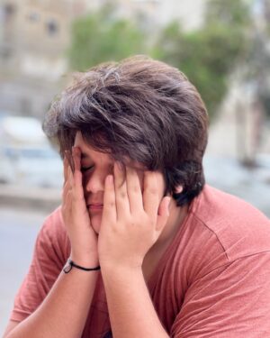 Sami Khan Instagram - When your friend calls you and says neechy ao ek masla ho gaya hai and masla is usko chai pini thi 🥲 
.
@furqansamad_ 😂😂😂
.
.
.
.
#samikhan #samikhansk #samikhanofficial #instagram #insta #explore #explorepage #exploremore #friends #stupidfriends