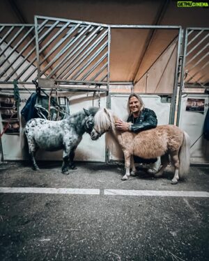 Sami Kuronen Instagram - Kaupallinen yhteistyö ja arvonta! @livenationfi Cavallunan uusi Land of A Thousand Dreams -hevosshow saapuu Helsingin jäähalliin 11.–12.5.2024!

ARVONTA SUORITETTU!
Onnea Maria!

Päästiin Oonan kanssa kokemaan se Rotterdamissa jo ennakkoon. Reilu pari tuntia sujahti kuuluisana H-Moilasena monttu auki. Mieletöntä taituruutta noin 60 hevosen ja 30 huippuratsastajan voimin. Muina heppatyttöinä päästiin moikkaamaan myös itse tähtiä!

Sain lisäksi kaksi lippua Helsingin päivänäytökseen sunnuntaille 12.5. ja haluan arpoa ne nyt teidän kesken.
Kerro kommentteihin kolmella emojilla mikä sun fiilis on just nyt ja kenen kanssa haluaisit mennä ihastelemaan tätä spektaakkelia!
Arvonta suoritetaan ke 27.3.

Kiitos @cavalluna.official ja Oona @marivalosaari Mila ja @equestriannoranorrlin matkaseurasta🙏☀️
#cavalluna #equestrian #horses