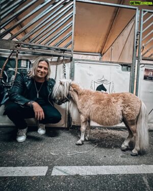 Sami Kuronen Instagram - Kaupallinen yhteistyö ja arvonta! @livenationfi Cavallunan uusi Land of A Thousand Dreams -hevosshow saapuu Helsingin jäähalliin 11.–12.5.2024!

ARVONTA SUORITETTU!
Onnea Maria!

Päästiin Oonan kanssa kokemaan se Rotterdamissa jo ennakkoon. Reilu pari tuntia sujahti kuuluisana H-Moilasena monttu auki. Mieletöntä taituruutta noin 60 hevosen ja 30 huippuratsastajan voimin. Muina heppatyttöinä päästiin moikkaamaan myös itse tähtiä!

Sain lisäksi kaksi lippua Helsingin päivänäytökseen sunnuntaille 12.5. ja haluan arpoa ne nyt teidän kesken.
Kerro kommentteihin kolmella emojilla mikä sun fiilis on just nyt ja kenen kanssa haluaisit mennä ihastelemaan tätä spektaakkelia!
Arvonta suoritetaan ke 27.3.

Kiitos @cavalluna.official ja Oona @marivalosaari Mila ja @equestriannoranorrlin matkaseurasta🙏☀️
#cavalluna #equestrian #horses