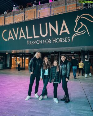 Sami Kuronen Instagram - Kaupallinen yhteistyö ja arvonta! @livenationfi Cavallunan uusi Land of A Thousand Dreams -hevosshow saapuu Helsingin jäähalliin 11.–12.5.2024!

ARVONTA SUORITETTU!
Onnea Maria!

Päästiin Oonan kanssa kokemaan se Rotterdamissa jo ennakkoon. Reilu pari tuntia sujahti kuuluisana H-Moilasena monttu auki. Mieletöntä taituruutta noin 60 hevosen ja 30 huippuratsastajan voimin. Muina heppatyttöinä päästiin moikkaamaan myös itse tähtiä!

Sain lisäksi kaksi lippua Helsingin päivänäytökseen sunnuntaille 12.5. ja haluan arpoa ne nyt teidän kesken.
Kerro kommentteihin kolmella emojilla mikä sun fiilis on just nyt ja kenen kanssa haluaisit mennä ihastelemaan tätä spektaakkelia!
Arvonta suoritetaan ke 27.3.

Kiitos @cavalluna.official ja Oona @marivalosaari Mila ja @equestriannoranorrlin matkaseurasta🙏☀️
#cavalluna #equestrian #horses