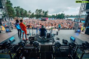 Sami Kuronen Instagram - Tänään toteutui yksi iso unelma 🔥 Pieni rumpalipoika sisälläni oli haaveillut jo pitkään, että pääsisi vielä joskus soittamaan isolle lavalle. Teininä paukuttelin rumpuja eri bändeissäkin, mutta muutamia yksittäisiä jammailuita lukuunottamatta kapulat ovat olleet naftaliinissa kohta 30 vuotta! Aivan järjettömän iso kiitos @portionboysofficial heittäytymisestä ja ikimuistoisesta mahdollisuudesta! Ootte puhdasta kultaa ❤️
Kiitos myös monituhatpäinen @tikkurilafestivaali n jengi! Elämä on just nyt aika ihanaa!!
📷: @attemalaska