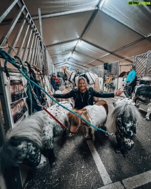 Sami Kuronen Instagram - Kaupallinen yhteistyö ja arvonta! @livenationfi Cavallunan uusi Land of A Thousand Dreams -hevosshow saapuu Helsingin jäähalliin 11.–12.5.2024!

ARVONTA SUORITETTU!
Onnea Maria!

Päästiin Oonan kanssa kokemaan se Rotterdamissa jo ennakkoon. Reilu pari tuntia sujahti kuuluisana H-Moilasena monttu auki. Mieletöntä taituruutta noin 60 hevosen ja 30 huippuratsastajan voimin. Muina heppatyttöinä päästiin moikkaamaan myös itse tähtiä!

Sain lisäksi kaksi lippua Helsingin päivänäytökseen sunnuntaille 12.5. ja haluan arpoa ne nyt teidän kesken.
Kerro kommentteihin kolmella emojilla mikä sun fiilis on just nyt ja kenen kanssa haluaisit mennä ihastelemaan tätä spektaakkelia!
Arvonta suoritetaan ke 27.3.

Kiitos @cavalluna.official ja Oona @marivalosaari Mila ja @equestriannoranorrlin matkaseurasta🙏☀️
#cavalluna #equestrian #horses