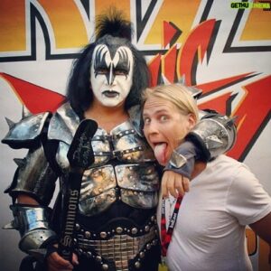 Sami Kuronen Instagram - Kiitos Kiss 🤘🏻
Yksi rockhistorian ikonisimmista bändeistä soitti viime yönä 50-vuotisen uransa viimeisen keikan. Kiss sai minutkin rakastumaan rockmusiikkiin. Vaikka ensikohtaamisellamme 80-luvulla maskit oli hetkellisesti riisuttu, puhutteli bändin sarjakuvamainen habitus pikku-Samia julistein ja lehtileikkein. Niitä metsästettiin kaikista mahdollisista musiikkilehdistä ja näyttäviä musiikivideoita kytättiin repeatilla VHS-nauhoilta. Kiss asetti rockshown standardit ihan omalle levelilleen. Muutaman kerran pääsin kokemaan sen myös livenä. 

Kesäkuussa 2010 sain haastatella bändiä Nelosen uutisiin. Se oli yksi ikimuistoisimpia työkeikkojani. @genesimmons päätyi aikoinaan myös iholleni kun otin ensimmäistä tatuointiani. Haastattelun jälkeen mestari hyväksyi leiman allekirjoituksellaan.

Eilisen keikan päätteeksi he ilmoittivat, että Kissin tarina jatkuu tekoälyn ja avatarhahmojen voimin. 
Ajatus herättää tällä hetkellä ristiriitaisia tunteita. Toisaalta Kiss, joka mikä on kuin luotu elämään ikuisesti.
#endoftheroad @kissonline