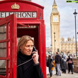 Sami Kuronen Instagram - Sitä lähin soittelemaan, että Lontoossa kaikki hyvin🇬🇧
#kuvaushommia #london #bigben #telephone
📷: @kurosenpasi