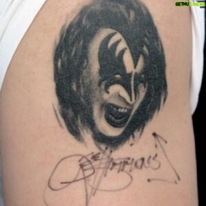 Sami Kuronen Instagram - Kiitos Kiss 🤘🏻
Yksi rockhistorian ikonisimmista bändeistä soitti viime yönä 50-vuotisen uransa viimeisen keikan. Kiss sai minutkin rakastumaan rockmusiikkiin. Vaikka ensikohtaamisellamme 80-luvulla maskit oli hetkellisesti riisuttu, puhutteli bändin sarjakuvamainen habitus pikku-Samia julistein ja lehtileikkein. Niitä metsästettiin kaikista mahdollisista musiikkilehdistä ja näyttäviä musiikivideoita kytättiin repeatilla VHS-nauhoilta. Kiss asetti rockshown standardit ihan omalle levelilleen. Muutaman kerran pääsin kokemaan sen myös livenä. 

Kesäkuussa 2010 sain haastatella bändiä Nelosen uutisiin. Se oli yksi ikimuistoisimpia työkeikkojani. @genesimmons päätyi aikoinaan myös iholleni kun otin ensimmäistä tatuointiani. Haastattelun jälkeen mestari hyväksyi leiman allekirjoituksellaan.

Eilisen keikan päätteeksi he ilmoittivat, että Kissin tarina jatkuu tekoälyn ja avatarhahmojen voimin. 
Ajatus herättää tällä hetkellä ristiriitaisia tunteita. Toisaalta Kiss, joka mikä on kuin luotu elämään ikuisesti.
#endoftheroad @kissonline