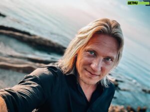 Sami Kuronen Instagram - Hola! Tänään alkaa jo 12.s Tempparikausi🔥
Ohjelma on pitänyt pintansa kaikki nämä vuodet ja on edelleen Suomen suurin parisuhdereality!
Kiitos siitä kaikille teille, jotka olette ohjelman löytäneet🙏🏻

Otin tämän kuvan auringonnousun aikaan, hetkeä ennen alkujuonnon kuvaamista. Sinä aamuna herätys oli klo 04.00, jonka jälkeen aamupala, maski ja tunnin ajomatka kuvauspaikalle. Valmiudessa piti olla hyvissä ajoin ennen aamun sarastusta.
Alkujuonnossa on neljä asiaa, jotka ovat olleet mukana alusta saakka. ”Luottamus, rakkaus, onni, yhteinen tulevaisuus.”

Jokainen käsikirjoittaja on yrittänyt aina vähän muuttaa avausreplaa. Kaikkea muuta olen ollut valmis muokkaamaan, mutta noita sanoja en. Se on mun hittibiisin kertosäe, jonka kuuluu mennä joka kerta samalla tavalla. Eihän Bon Jovikaan vedä Livin’ On A Prayeria keikoillaan eri sanoin😊

Lisäksi noihin sanoihin kiteytyy se minkä testaamisesta ohjelmassa on pohjimmiltaan kyse.
Nautinnollista Tempparitalvea☀️
@tisuomi @nelonen @ruutu